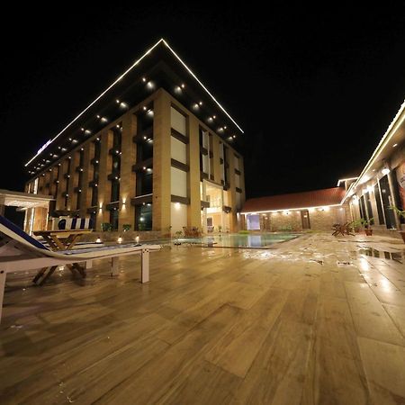 Sarovar Portico, Сомнатг Екстер'єр фото