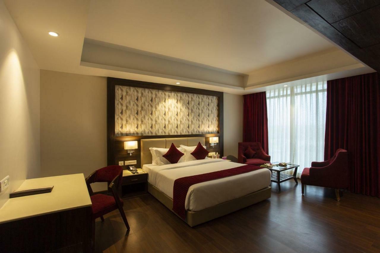 Sarovar Portico, Сомнатг Екстер'єр фото