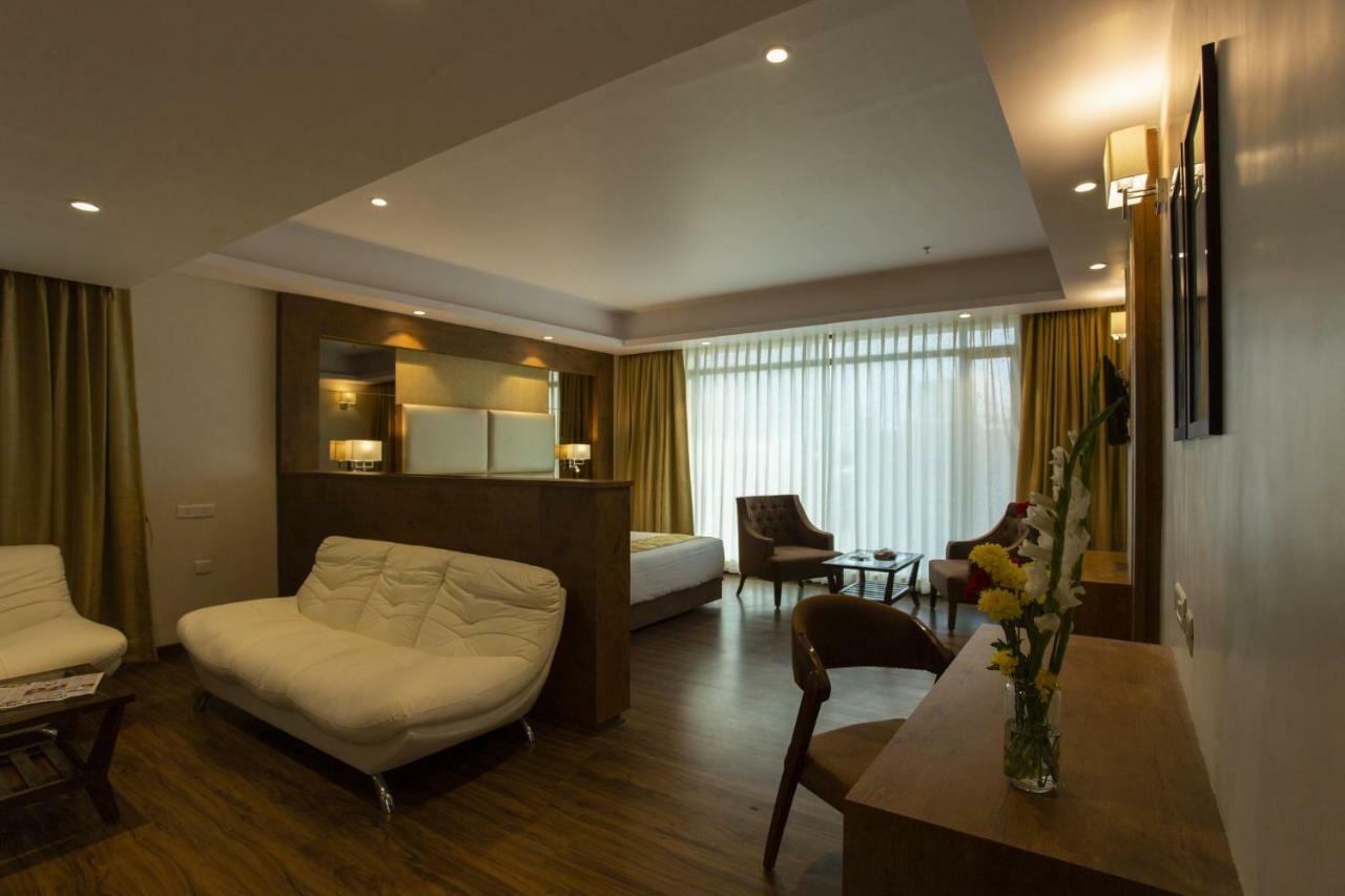 Sarovar Portico, Сомнатг Екстер'єр фото